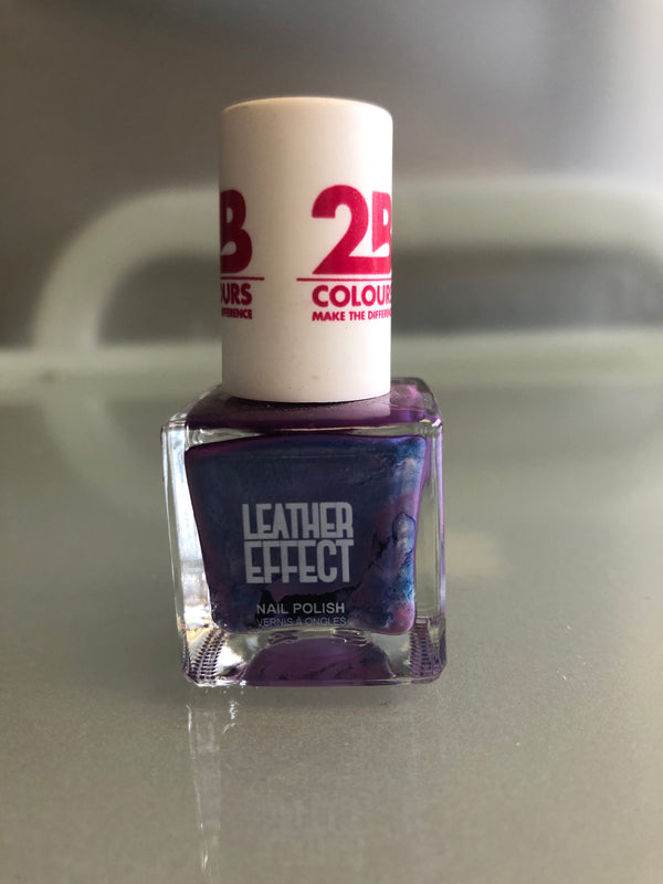 2B  Colours make the difference nail polish Leather Violet